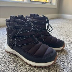 The North Face Thermoball lace up WATERPROOF Boots - SIZE 8 women’s